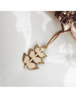 6 Etiquettes Feuilles En Bois Clair & Paillettes 5 6 Etiquettes Feuilles En Bois Clair & Paillettes -Déco Festive Soldes 6 etiquettes feuilles en bois clair paillettes 1 2